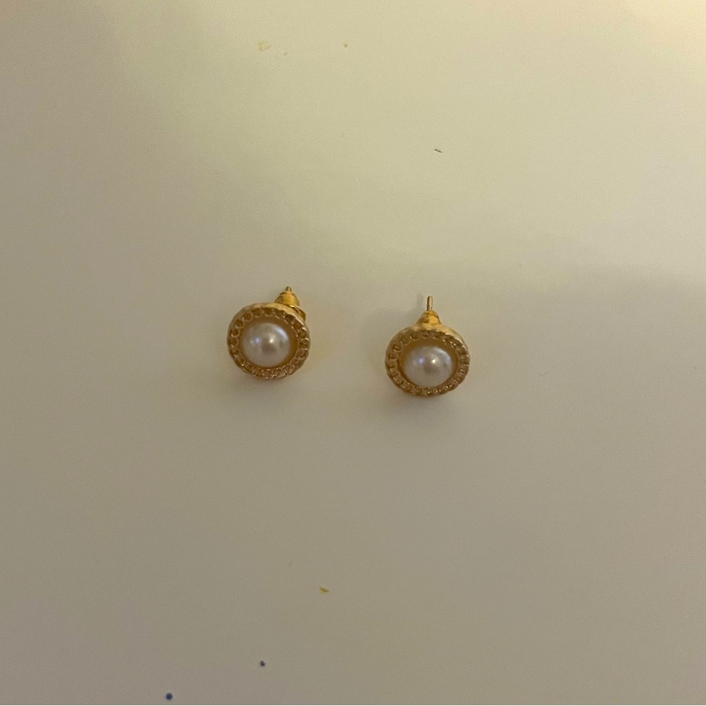 Gold stud with white pearl in center